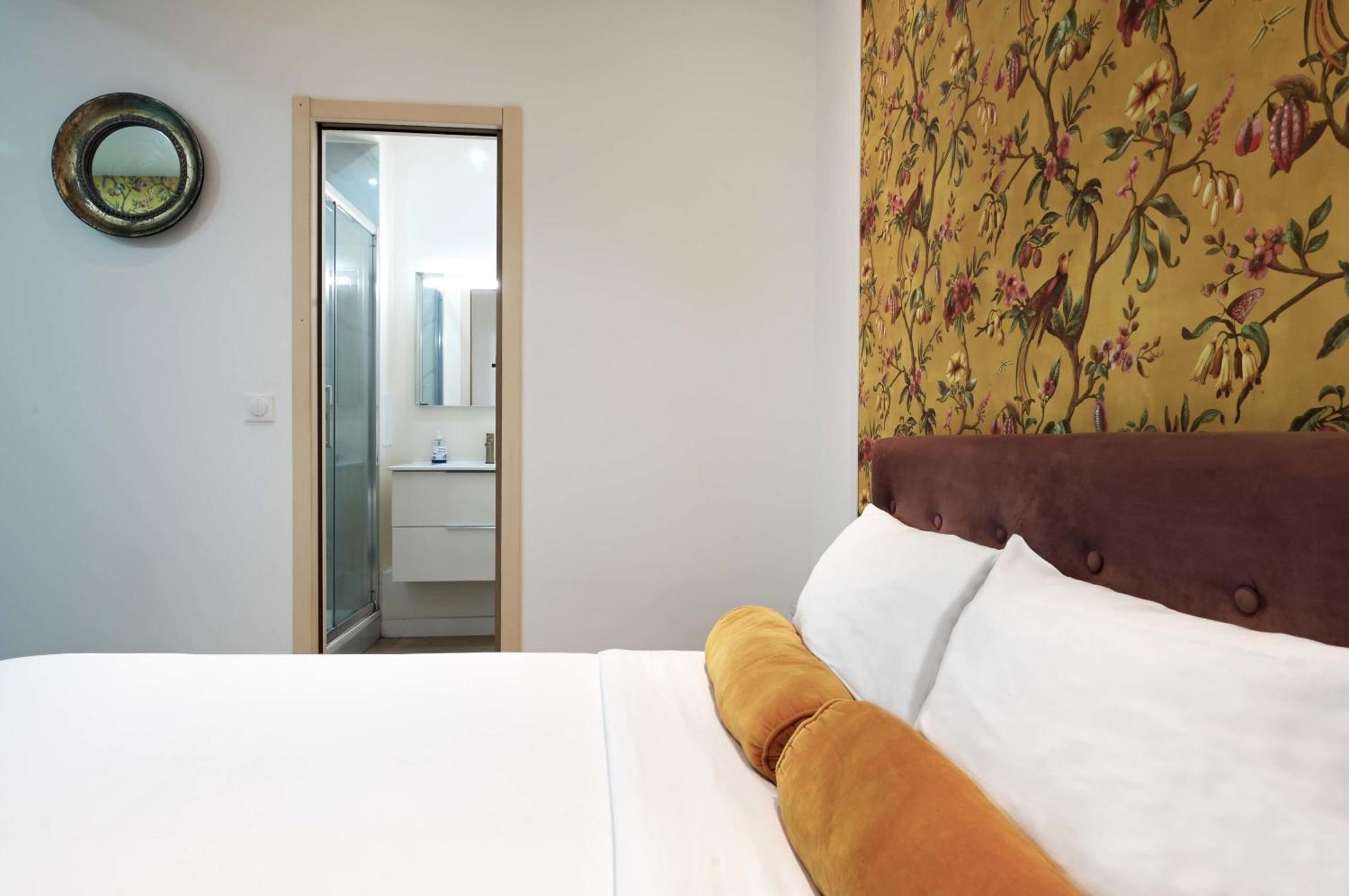 Modern Renovated Studio With A Touch Of Gilded Glamour Central Paris Apartment Bagian luar foto