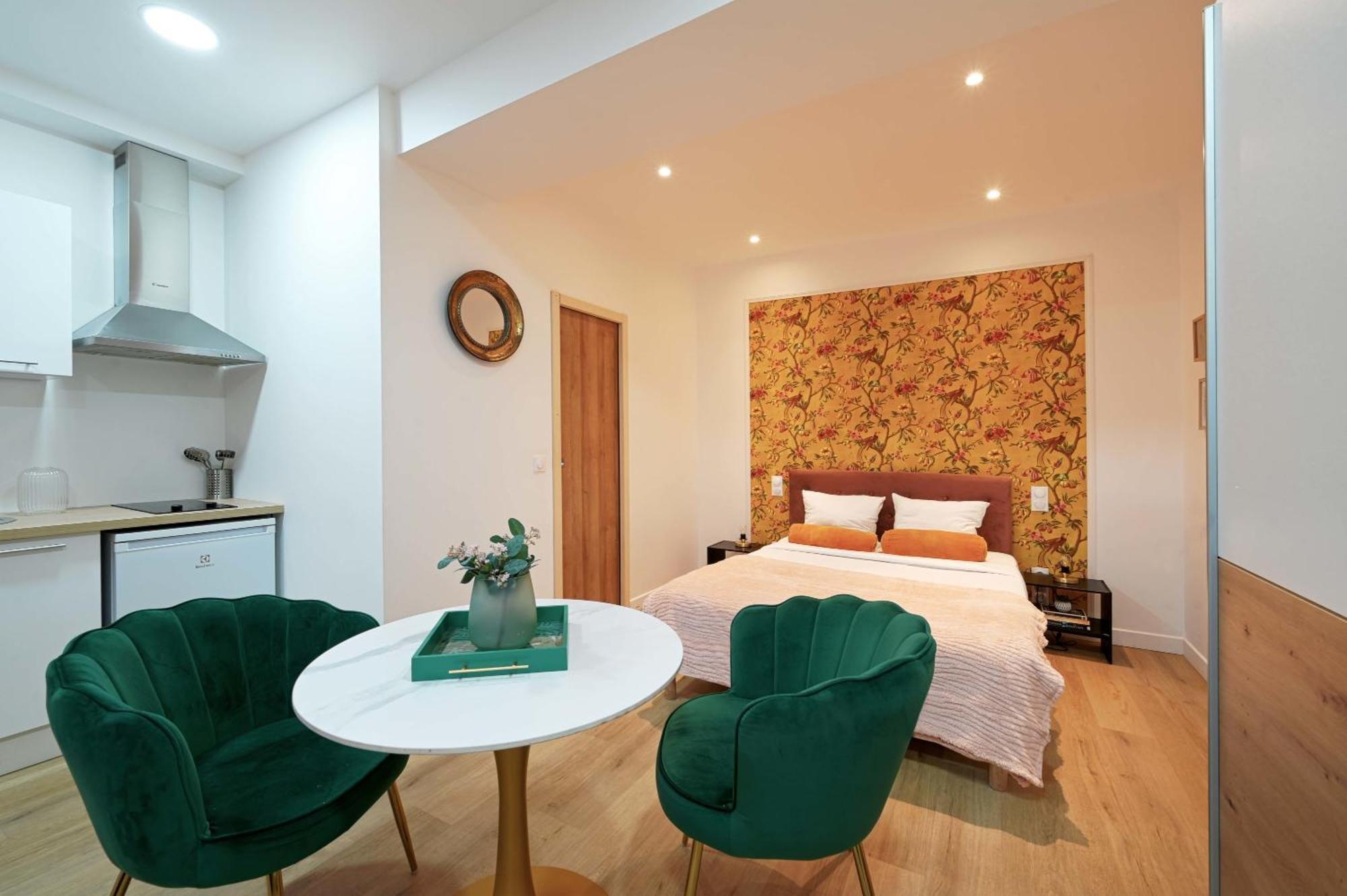Modern Renovated Studio With A Touch Of Gilded Glamour Central Paris Apartment Bagian luar foto