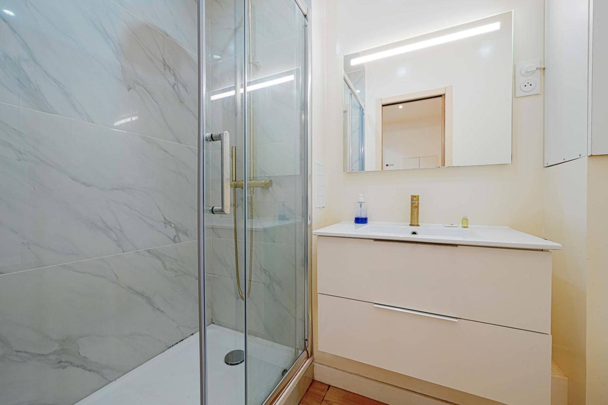 Modern Renovated Studio With A Touch Of Gilded Glamour Central Paris Apartment Bagian luar foto