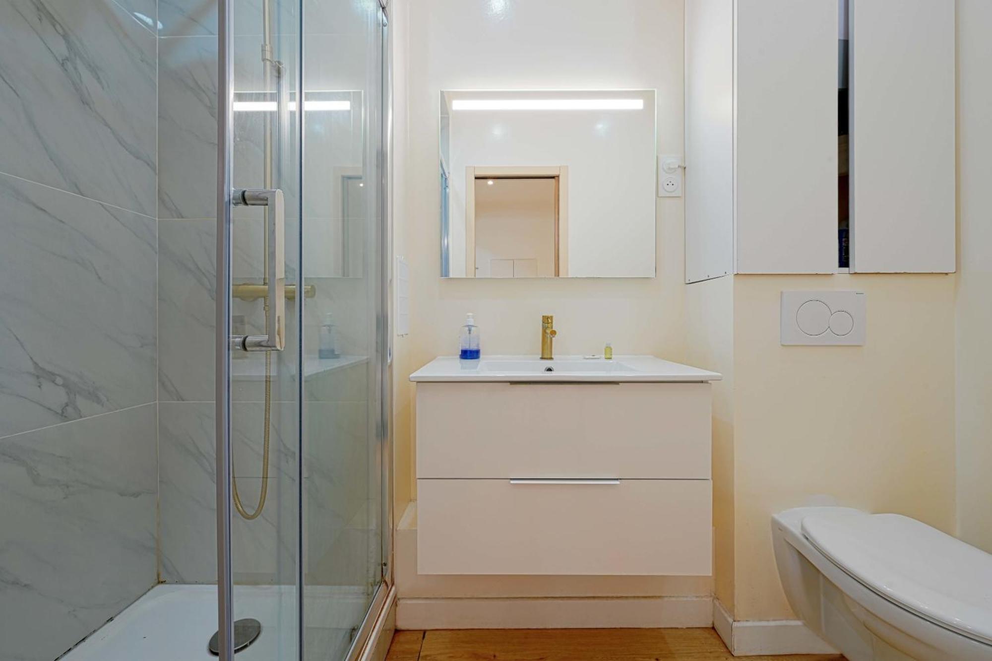 Modern Renovated Studio With A Touch Of Gilded Glamour Central Paris Apartment Bagian luar foto