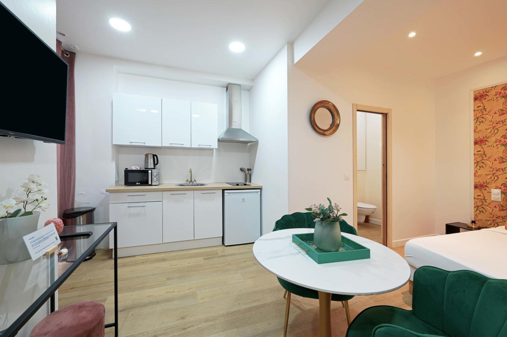 Modern Renovated Studio With A Touch Of Gilded Glamour Central Paris Apartment Bagian luar foto
